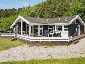 Lovely Holiday Home in Ebeltoft Jutland with Terrace in Ebeltoft